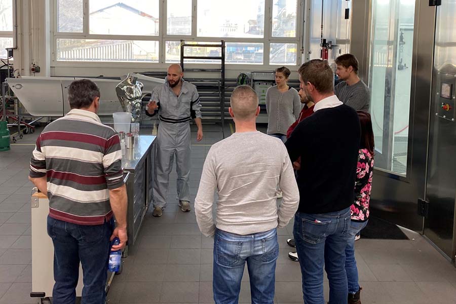 Période d’essais au centre de formation de Pratteln : Le processus de miroir demande au début un certain entraînement. 
