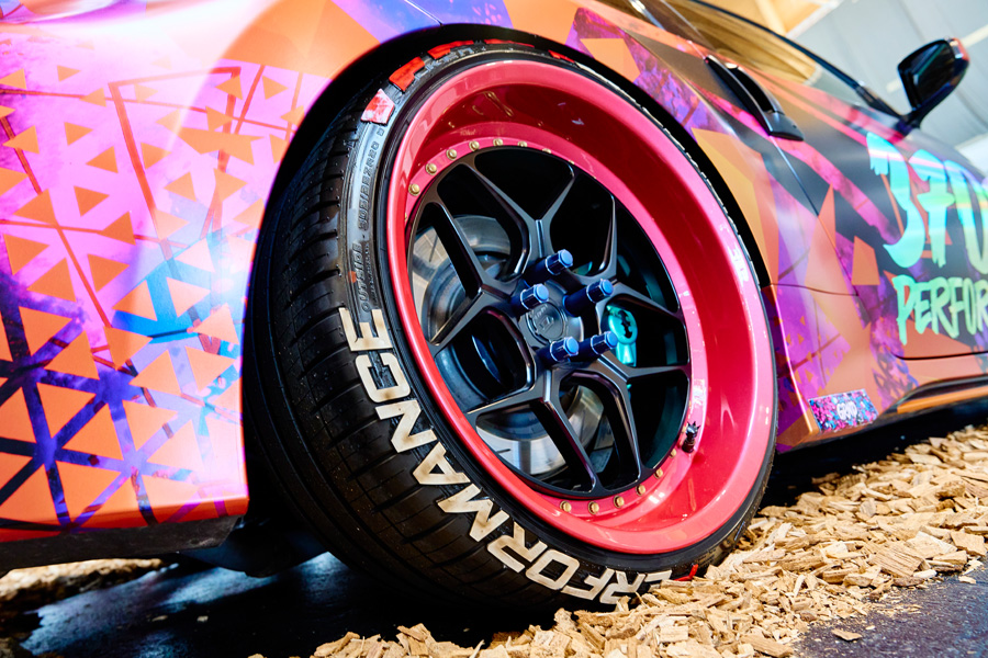 Des arêtes jusqu’au fond des jantes : entre vinyles fluo, jantes profondes et folie du carrossage, la « Club Area » est un champ de bataille stylistique d’égal à égal. Ici, ce n’est pas le TÜV qui décide, mais le goût. Et il s’exprime fort.