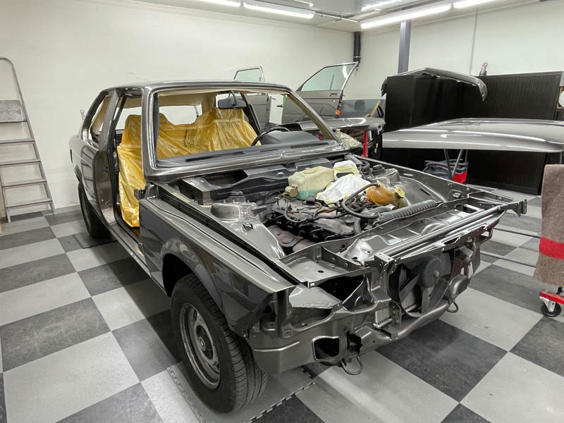 Cette BMW Série 3 E21 a bénéficié d’une restauration et d’une peinture complète. 