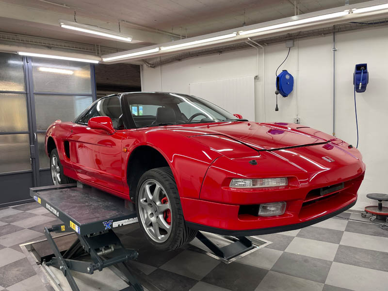 Honda NSX: dans l’espace de préparation séparé, on applique sur la voiture classique japonaise une vitrification céramique. 