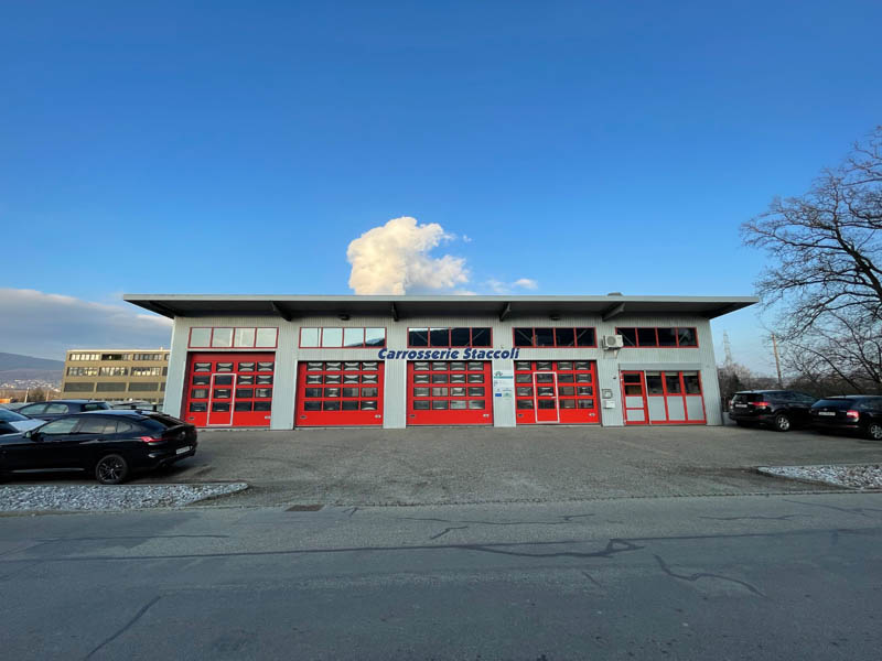 Un bon accès, beaucoup de place et un bâtiment attrayant avec une enseigne qui doit encore être changée: la Carrosserie Schirosi.