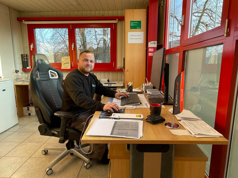 On le trouve aussi bien au bureau qu’à l’atelier: Gianluca Schirosi.