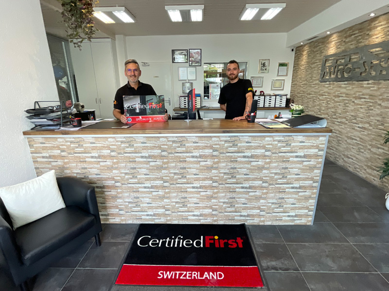 « Bienvenue » : Mario et Dylan Vigna à la réception des clients, aménagée de manière conviviale.