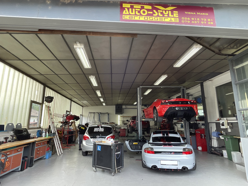 Une clientèle bigarrée : outre les véhicules de tous les jours, de belles voitures de sport Porsche, Ferrari  . . .