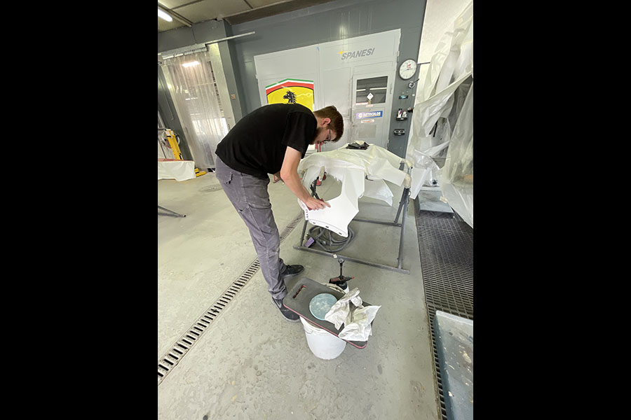 Le ponçage des jupes et autres pièces automobiles fait partie des tâches standard de tout peintre.