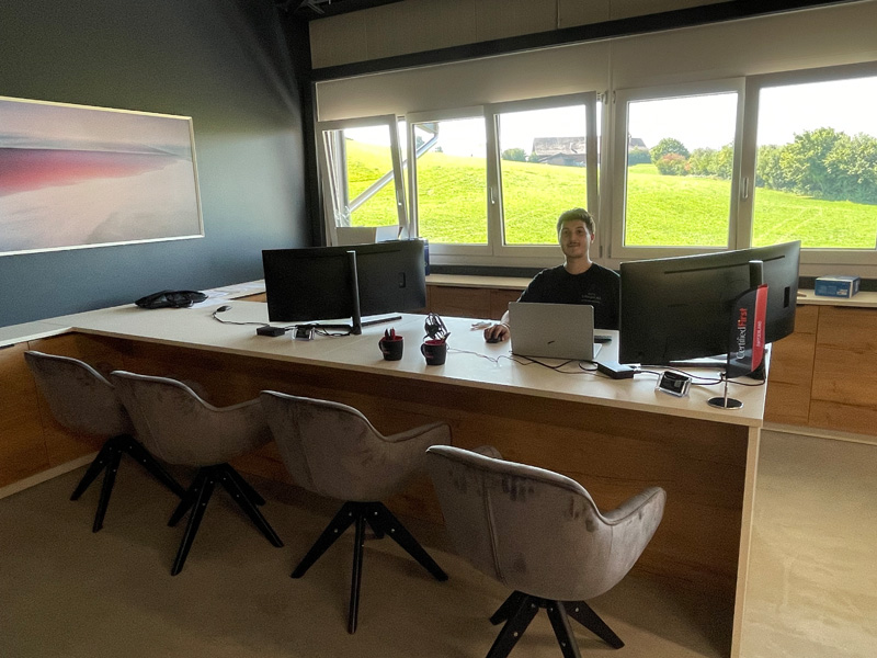Il fait beau travailler ici : Le conseiller de vente Mattia Melaragne dans son bureau flambant neuf.
