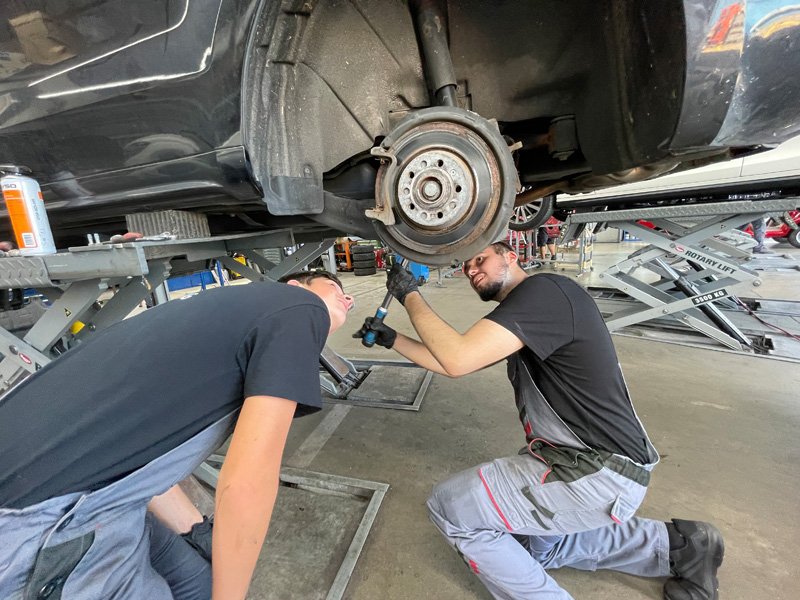 A deux, c’est mieux : ces deux apprentis échangent leurs expériences sur un projet automobile.