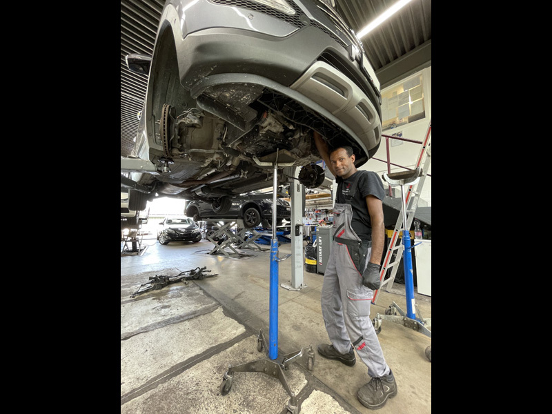 Dans le département de carrosserie, les travaux mécaniques font aussi partie des activités quotidiennes.