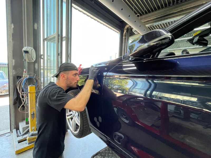 Les garants d’un résultat parfait : un assortiment d’abrasifs, un travail de précision et le professionnel d’Auto Schlegel AG. 