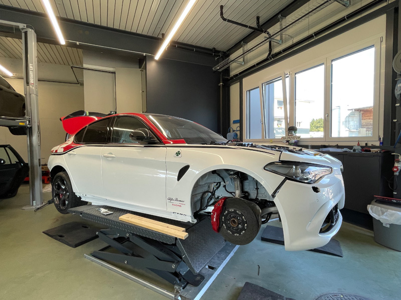 Les véhicules de sport comme cette Alfa Romeo font partie des spécialités de l’entreprise de Wittenbach.  