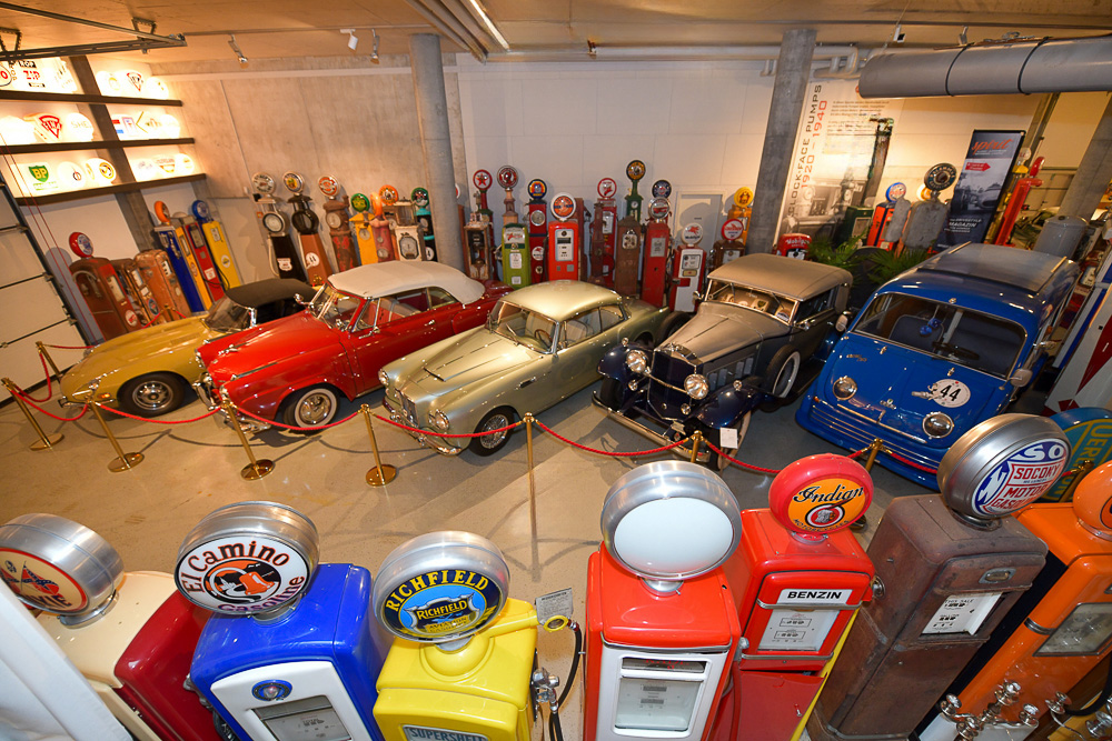 Dans le musée privé, outre 600 colonnes de ravitaillement en carburant, de nombreuses voitures anciennes sont exposées – également celles de célèbres carrossiers suisses. 