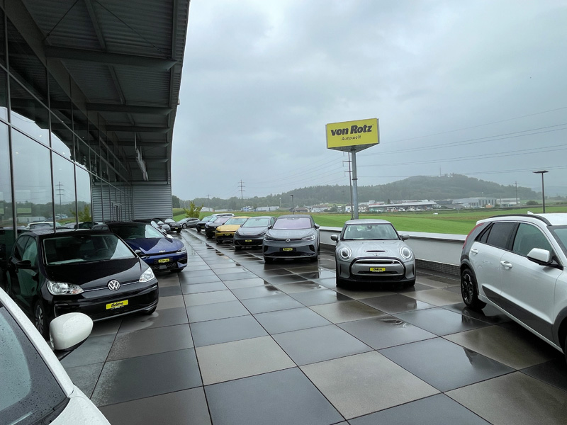 Elle est déjà bien visible depuis l’autoroute A1 toute proche : l’« Autowelt von Rotz ». 