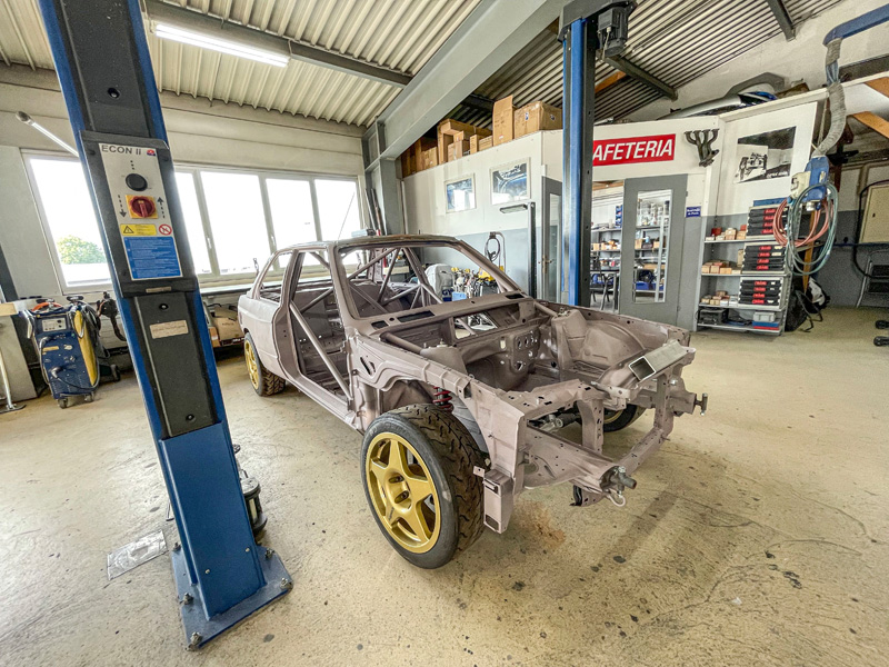 Du travail à profusion : cette voiture de course est en train d’être reconstruite.