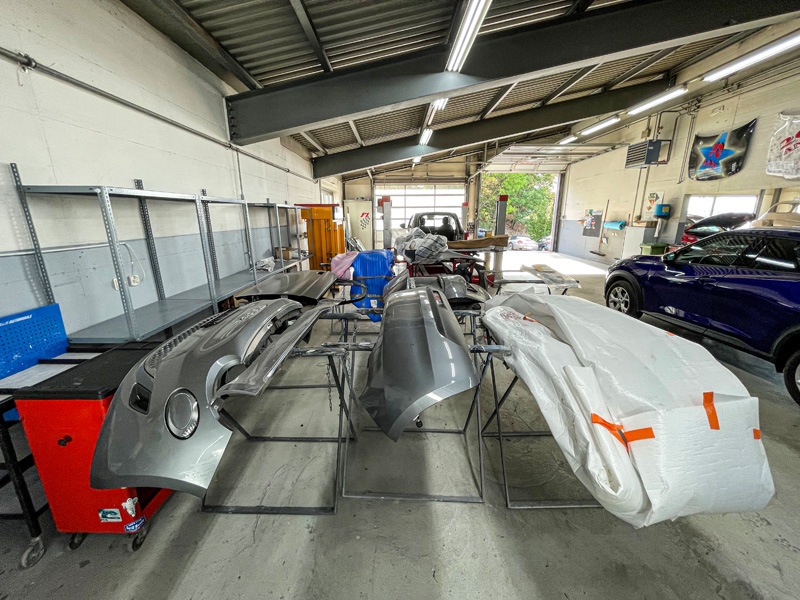 Il y a encore beaucoup à faire, metton-nous au travail : Ces pièces de carrosserie attendent d’être traitées.