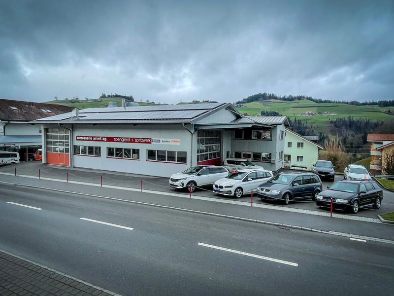 L’installation solaire sur le toit du bâtiment permet la recharge des véhicules d’entreprise et de remplacement électriques et préserve de surcroit l’environnement. 
