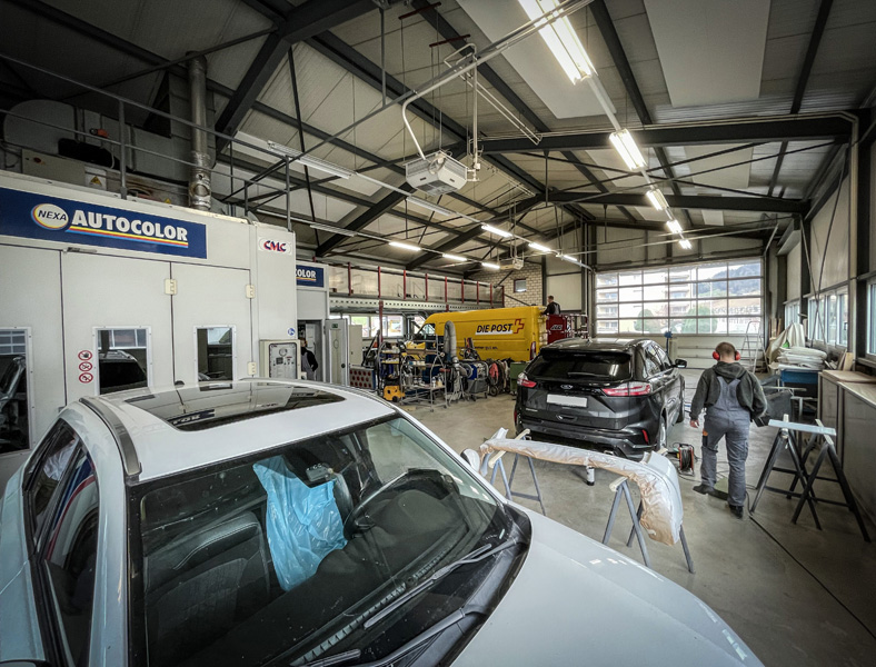 Lumineux et spacieux : l’atelier de la carrosserie Arnet SA. 