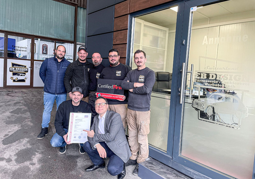 Se réjouissent de la certification : Emanuel Berthold et Richard Schöller (à genoux) avec leur équipe et le conseiller Belfa Besim Nuhija (debout, à gauche).