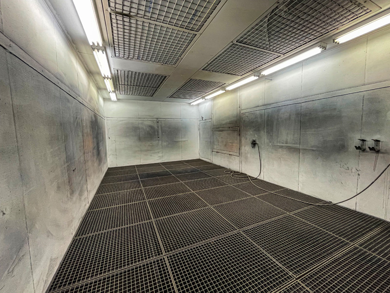Exceptionnellement vide : la grande cabine de peinture. 