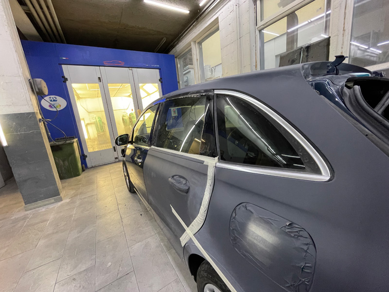 Attention, ça va bientôt commencer : dans la file d’attente devant la cabine de peinture, cette berline de luxe est en pole position. 