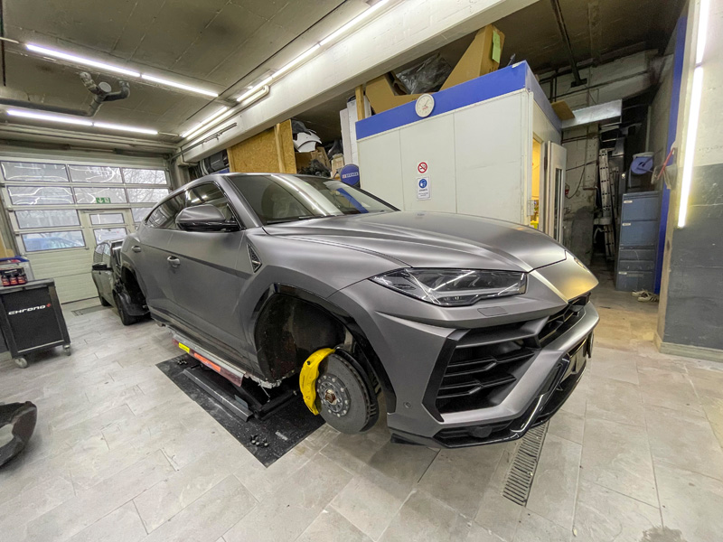 « Quelqu’un sait-il où se trouvent les jantes de cette Lamborghini ? Aha  . . 