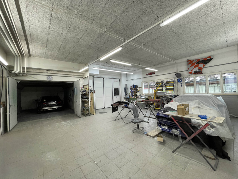 Bien équipé : l’atelier de peinture avec zone de préparation et deux cabines.