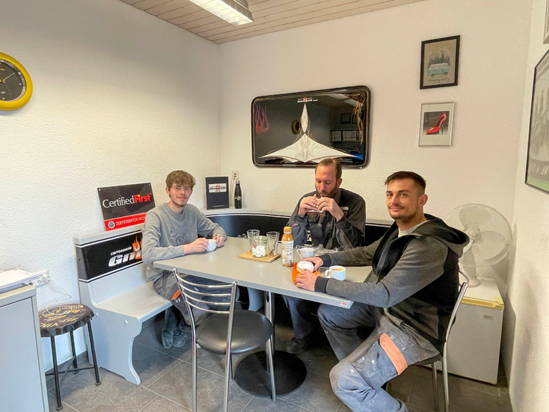 . . . salle de pause où Leon Rupic, Dominik Graf et Ivan Gerum (de g. à dr.) savourent leur goûter. 