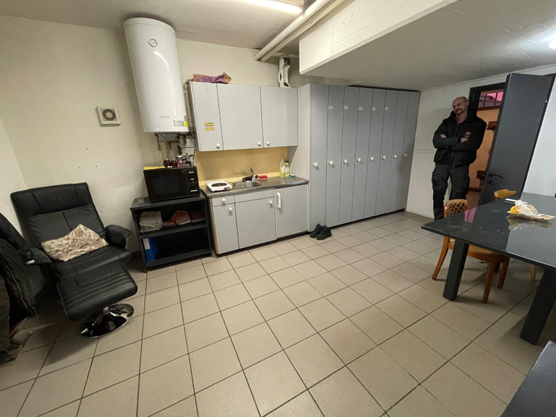 Utilisée comme salle à manger, de salle de réunion et de local de détente : la « Stube » avec kitchenette.