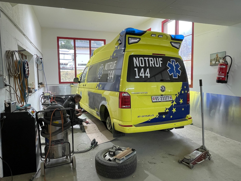 Sauvetage dans les deux sens du terme : sur cette voiture, on ne remplace pas, on répare. 