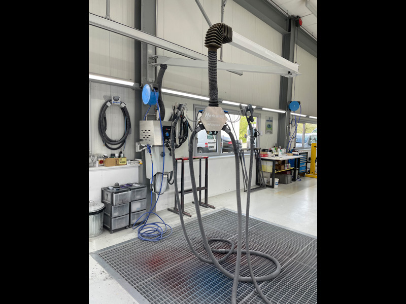 Toutes les bonnes choses viennent d’en haut : L’installation flexible d’aspiration des poussières, fixée au plafond.