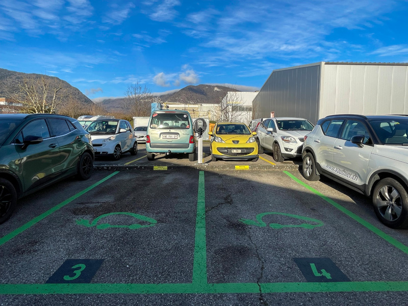 Réservé aux voitures électriques : La « Carrosserie Hänni » a aménagé des places de stationnement spéciales avec station de recharge.