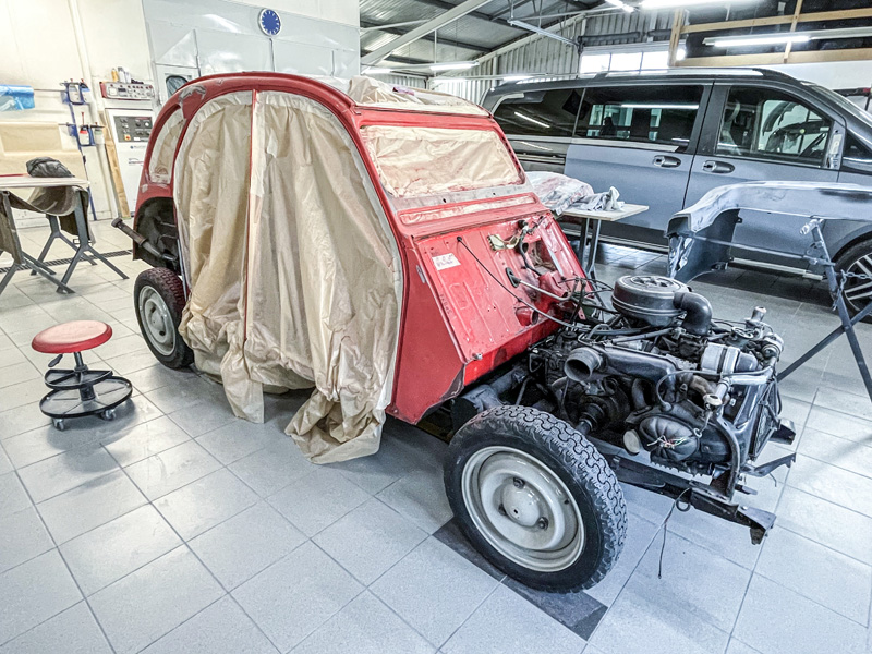 Grâce aux professionnels de « Hänni », la Citroën 2CV sera bientôt aussi neuve qu’au premier jour.