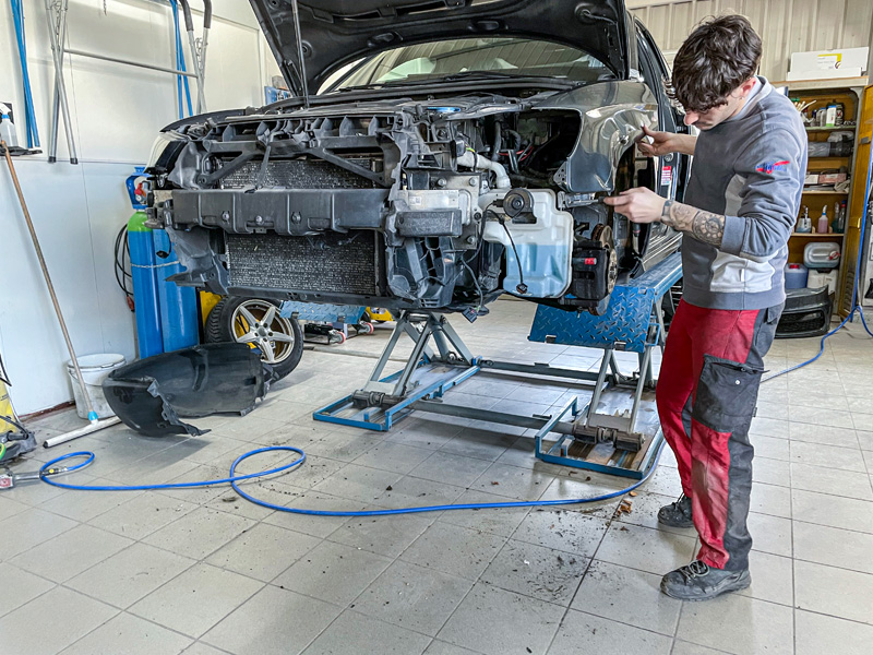 Outre les deux ailes, de nombreuses autres pièces nécessitent les services du spécialiste. 