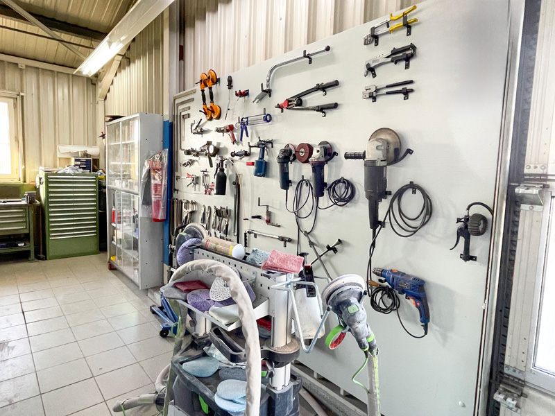 Afin de ne pas perdre de temps, les outils sont rangés à portée de main sur un mur.