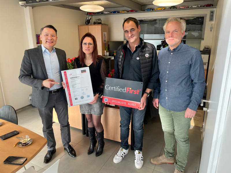 Le panneau et le certificat le prouvent : Christine et Carlos Da Silva ont réussi les audits. Richard Schöller (à g.) et Marco Davide (à d.) s’en réjouissent.