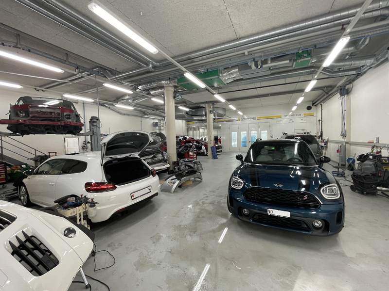 Qui a beaucoup de travail a besoin de place : vue sur le grand et lumineux hall de l’entreprise.