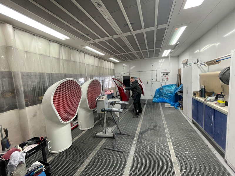 Dans la zone de préparation, on travaille sous haute pression : Les pièces du bateau devront bientôt être repeintes. 