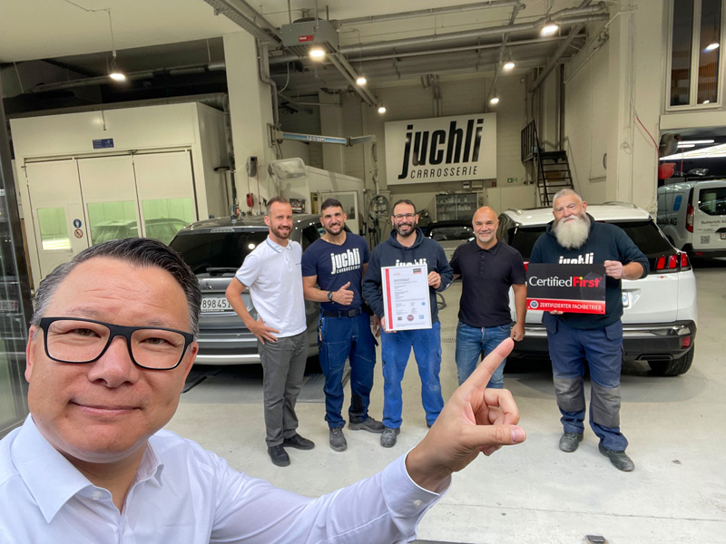 . . . reçoit de Richard Schöller (à gauche) le certificat et le panneau mural « CFS » qui attestent de certification réussie et de l’adhésion au réseau.