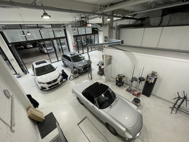 Vue d’en haut : l’atelier est lumineux et spacieux.