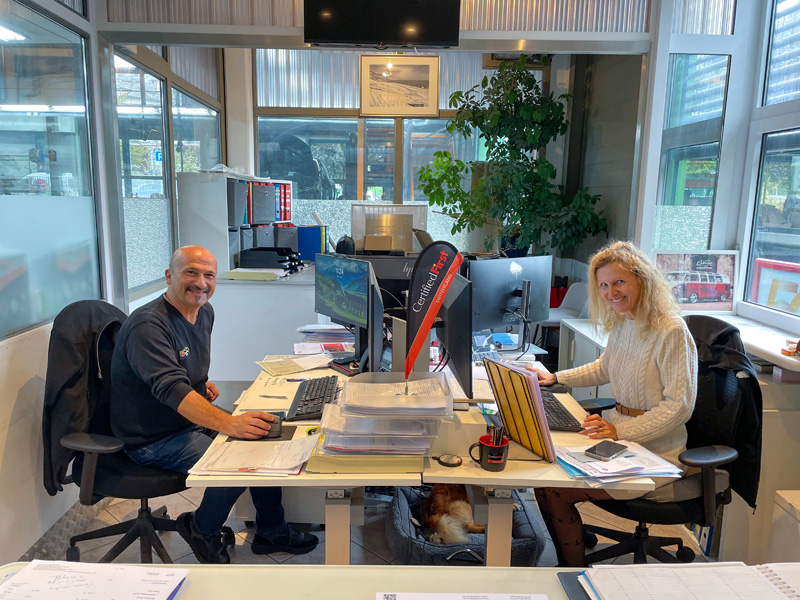 Pour une fois, du travail de bureau : Anne Henriksen avec le chef d’atelier Luciano Mastronardi, qui a rejoint l’entreprise en avril 2022.