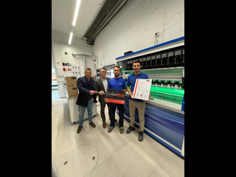 Ils montrent fièrement le certificat (de droite à gauche) : Gazmend Tetaj, son adjoint Lavdrim Limani, Richard Schöller (directeur CFS) et le conseiller PPG Dani Wyss. 
