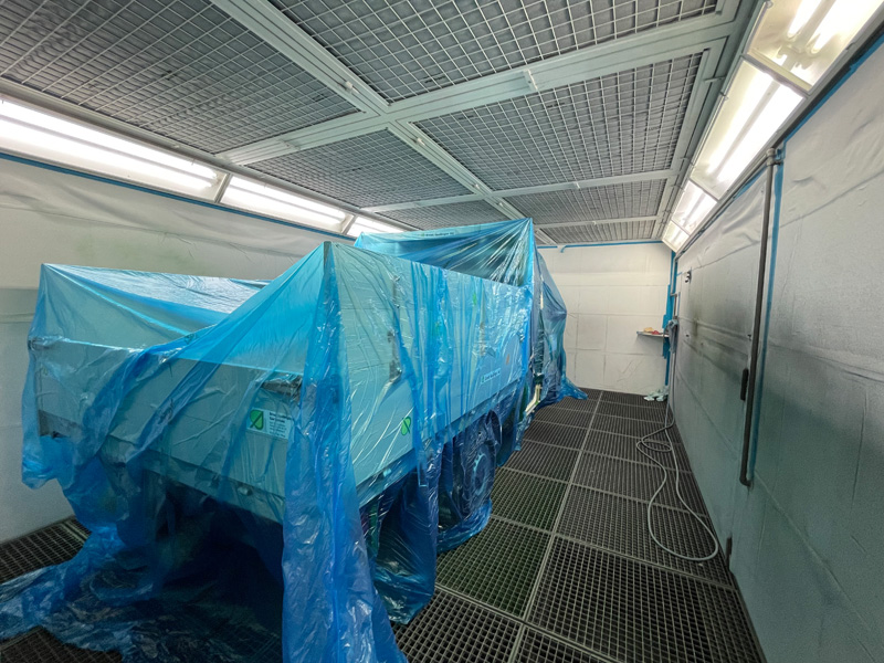 En format XL : la cabine de peinture peut même accueillir les gros véhicules utilitaires. Cependant, il . . .   