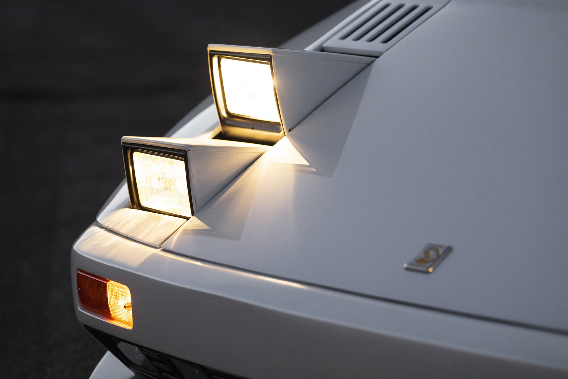 Le prototype en a: des clignotants, des rétroviseurs latéraux et des phares antibrouillard dessinés de manière autonome. 