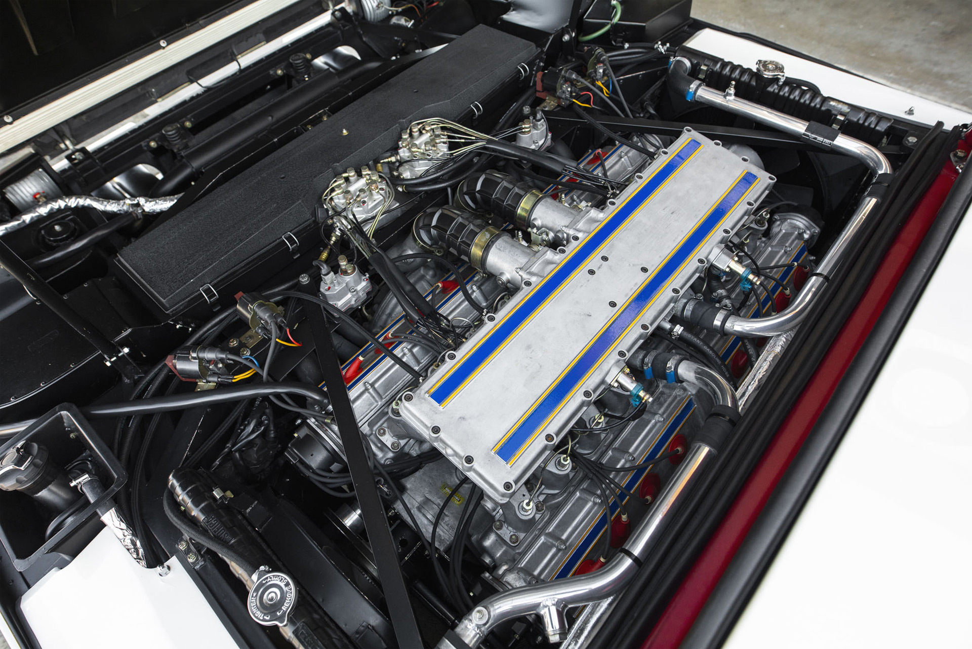 16 cylindres, 540 ch : un moteur de six litres monté transversalement à l'arrière sert de propulsion.