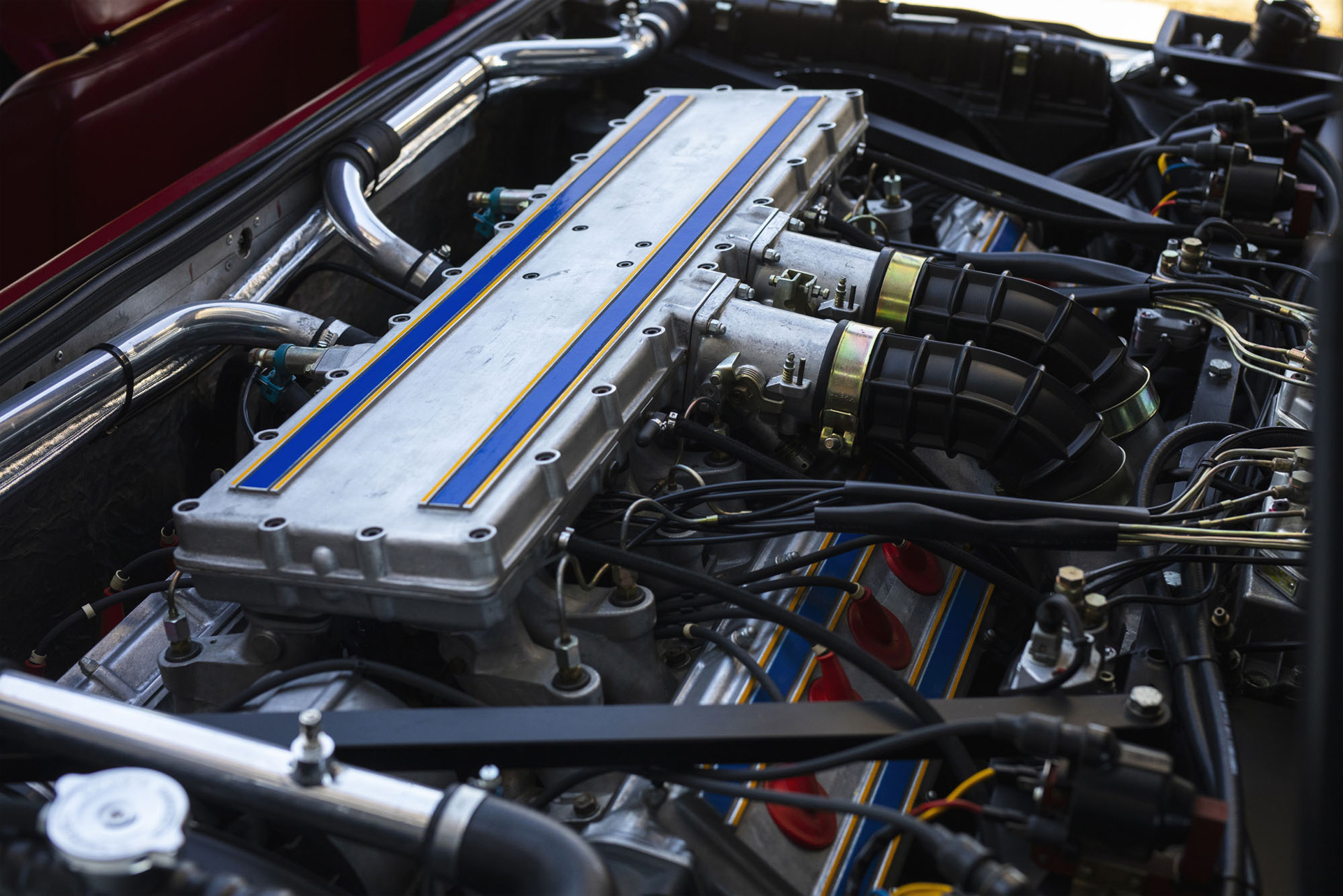 16 cylindres, 540 ch : un moteur de six litres monté transversalement à l'arrière sert de propulsion.