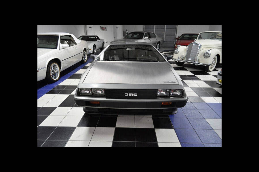Le design de la voiture à deux places a été confié au  Studio Italdesign de Giugiaro en 1975. (photo Podium Auto Sales)