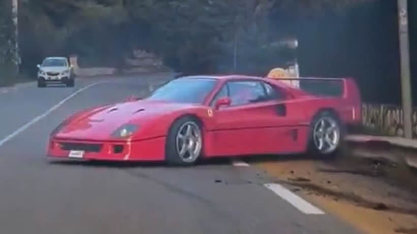 Un instant d’inattention : la légendaire Ferrari F40 finit brutalement contre une barrière – l’icône rouge reste incontrôlable.