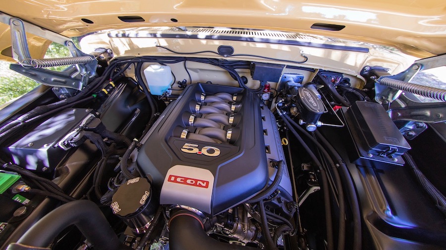 Sous le capot ronronne un moteur V8 moderne de 5,0 litres avec 426 CV. 