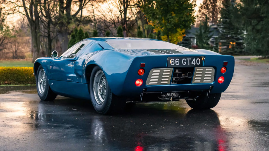 Le bolide bleu métallisé est équipé de jantes à rayons Borrani. Photo : Mecum