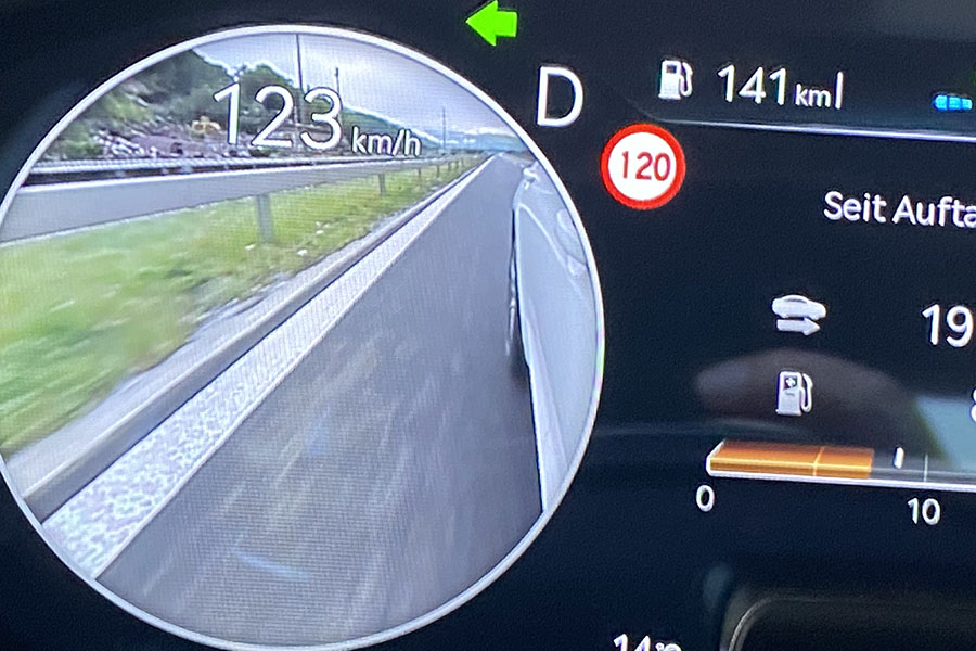 Attention à la caméra: si vous mettez le clignotant, vous verrez la circulation à l’arrière soit à gauche dans l’affichage de la vitesse, soit à droite dans le compte-tours. 