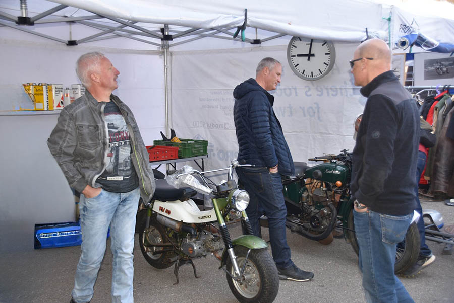Les amateurs de motos anciennes trouveront leur bonheur à Genève . . . 